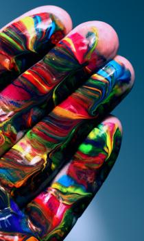 Eine Hand ist mit bunter Farbe marmoriert