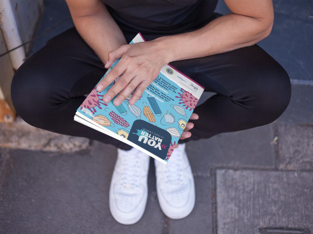 Ein Mensch hält das Magazin "YOUmatter" in den Händen